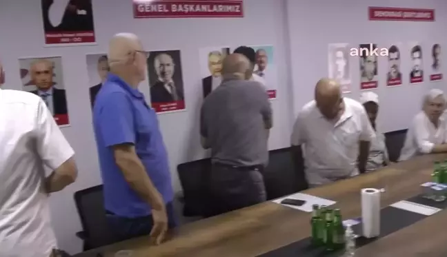 Emekli Tuğgeneral Yurdakul CHP'ye Üye Oldu, Parti Rozetini Orhan Sarıbal Taktı