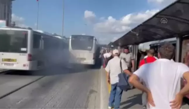 Metrobüs arızası seferlerde kısa süreli aksamaya neden oldu