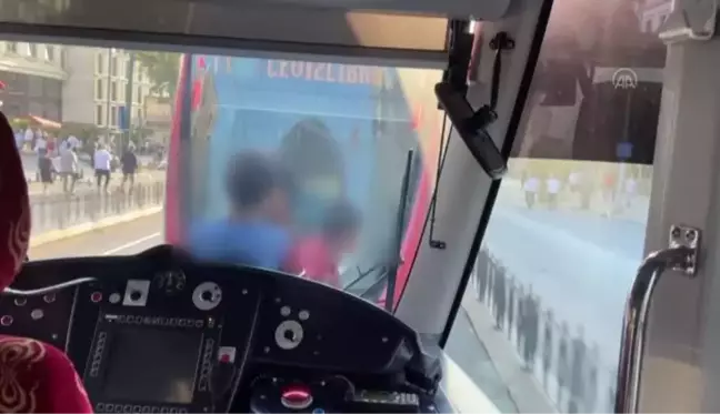 Tramvay vagonları arasında tehlikeli yolculuk