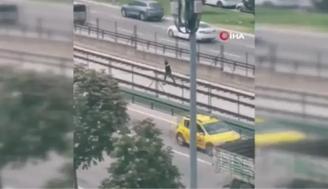 Son dakika haberleri... Bursalı vatandaş karşısına geçmek için canını hiçe sayarak metro hattına girdi... O anlar kamerada