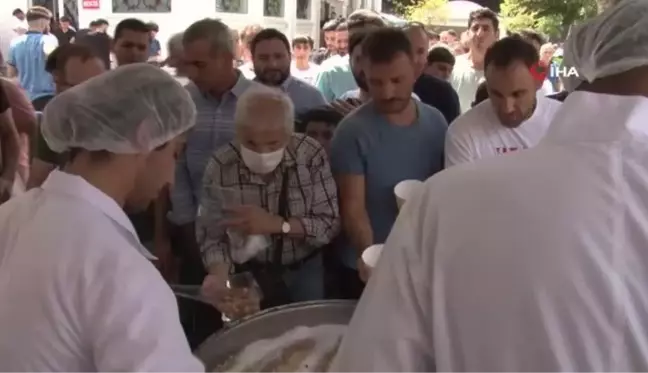 Çekmeköy'deki cami ve cemevlerinde vatandaşlara aşure ikramı