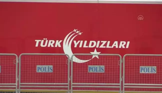 Türk Yıldızları gösteri uçuşu yaptı