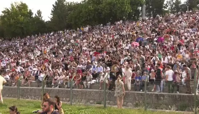 ODTÜ Öğrencileri, Mezuniyetlerini Devrim Stadyumu'nda Kutladı