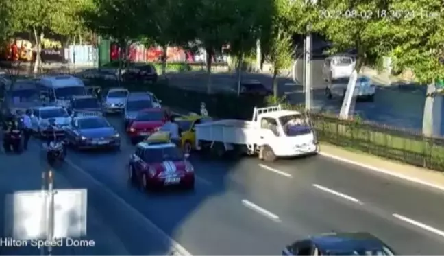 Sarıyer'de bir motorcu, tartıştığı taksiciyi durdurmak için kaputta yolculuk yaptı