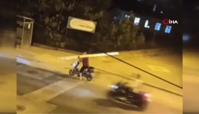 Bursa haberi... Bursa'da motosikletle 3 metrelik merdiveni böyle taşımaya çalıştı