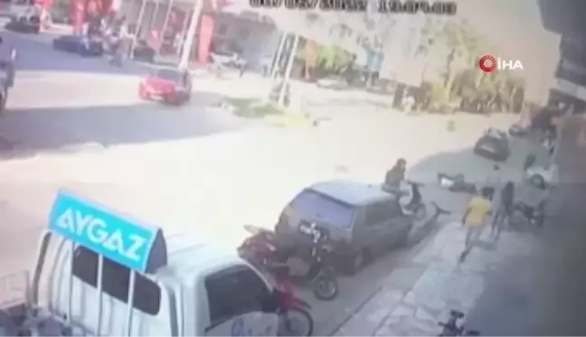 Antalya haberi... Antalya'da feci kaza... Kavşaktan kontrolsüz geçen araca motosiklet böyle çarptı