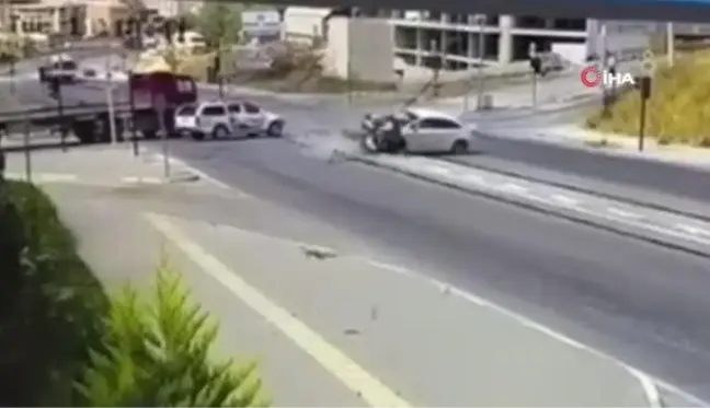 Son dakika haber... Kırmızı geçen otomobil, off-road aracına çarptı... O anlar kamerada