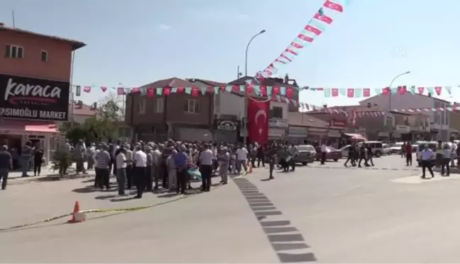 İYİ Parti Genel Başkanı Meral Akşener, esnaf ziyaretlerinde bulundu