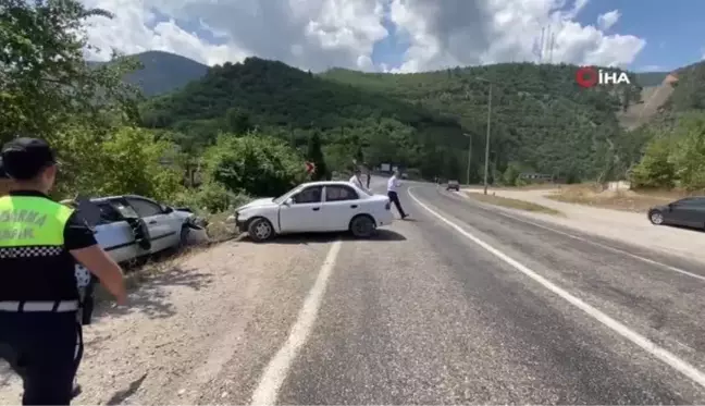 Son dakika haberi! Karabük'te iki otomobil kafa kafaya çarpıştığı kazada 5 kişi yaralandı