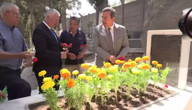 İzmir haberi... Konak'ta Aydın Erten Büstü Açıldı. Abdül Batur: 