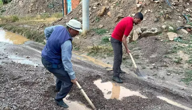 Selin getirdiği çamur ve toprak yolu kapattı, mahalleli mahsur kaldı