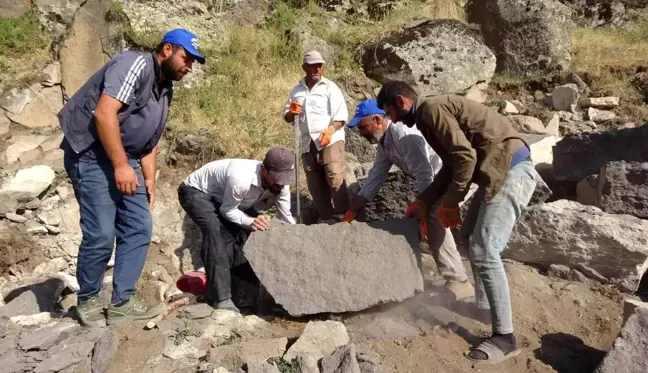 Kavurucu sıcakta ekmeklerini taştan çıkarıyorlar