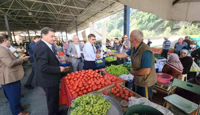 Vali pazara indi, pazarcı esnafına aşure dağıttı