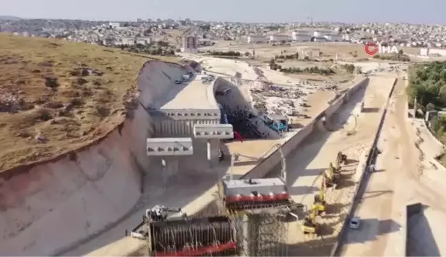 Gaziantep yerel haberi... Gaziantep'in trafiğini rahatlatacak 3 katlı köprülü kavşağın temeli atıldı