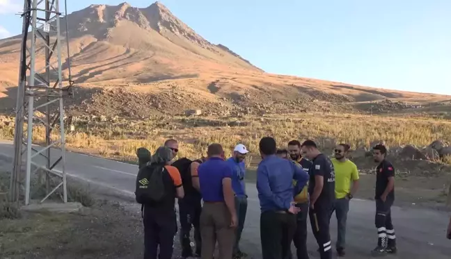 Hasandağı'na Tırmanan Baba Oğul Kayalıklarda Mahsur Kaldı