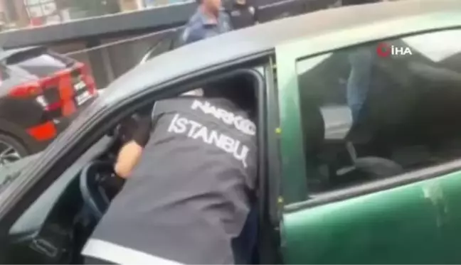 İstanbul'da yapılan uygulamada 2 aranan şahıs ve 2 yoklama kaçağı yakalandı