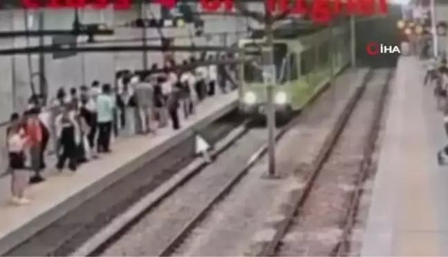 Metronun önüne atlayan kişi, yürekleri ağza getirdi