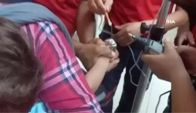 Son dakika haber: Parmağını musluk yüzüğüne sıkıştıran çocuğun imdadına itfaiye yetişti