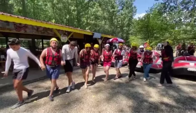 Sıcaktan bunalanlar Melen Çayı'nda rafting yaparak serinledi