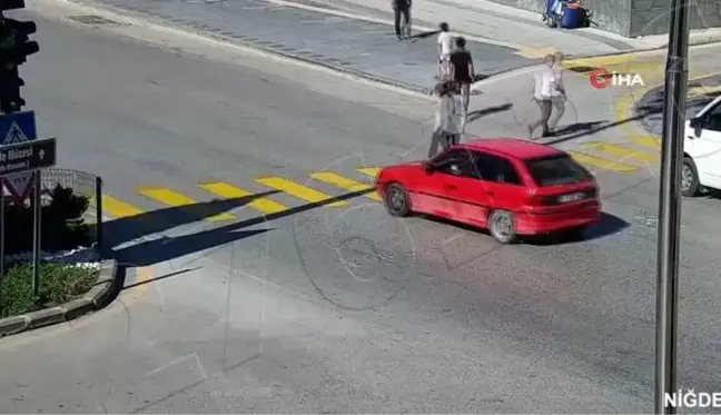 Otomobil, kavşaktan kontrolsüz çıkan araca böyle çarptı