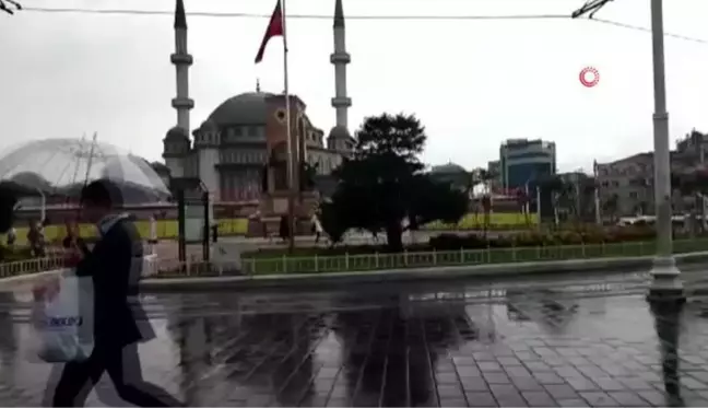 Taksim'de sağanak yağmur başladı