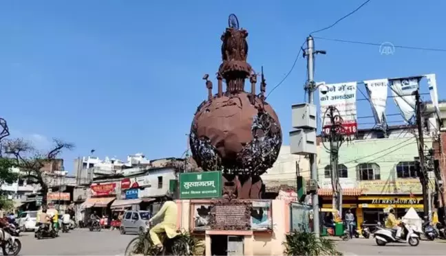 Geri dönüştürülen atıklar, Varanasi şehrin sokaklarını süslüyor