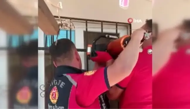 Kafası demir parmaklıklara sıkışan çocuk güçlükle kurtarıldı