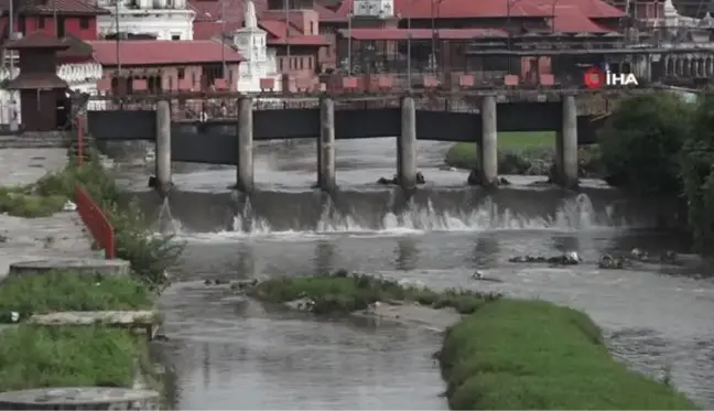 Nepal'in sembollerinden Bagmati Nehri siyaha büründü