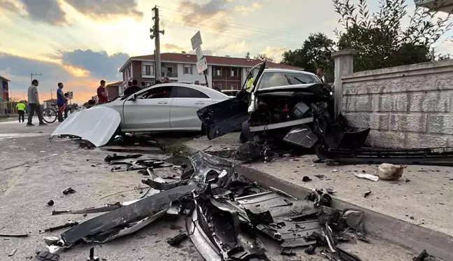 Son dakika haberi... Lüks otomobiller mahalle arasında çarpıştı: 4 yaralı