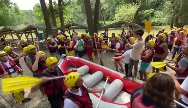 Adrenalin tutkunları hafta sonunu rafting yaparak değerlendirdi