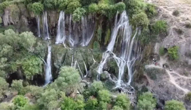 Girlevik Şelalesi yerli ve yabancı turistleri ağırlıyor