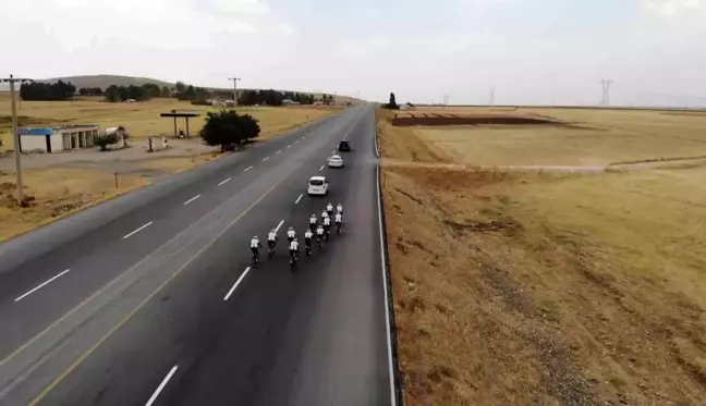 Muş yerel haberi... Malazgirt ve Ahlat kutlamaları için bin 350 kilometre pedalladılar