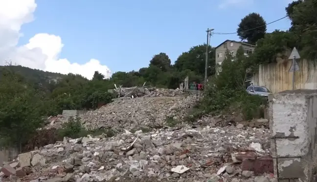 Beykoz'da Evi Yıkılan Yurttaş, Molozların Üzerinde Gözyaşı Döktü: 