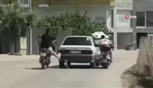 Bursa haberleri | Bursa'da motosiklet sürücüleri yolda kalan otomobili ayaklarıyla ittiler