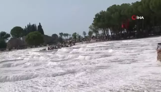 Denizli gündem haberleri | Kavurucu sıcaklardan bunalan turistler beyaz cennet 'Pamukkale'ye akın etti