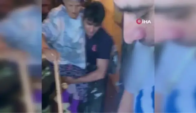 Son dakika haber... Evini su basan yaşlı kadını itfaiye eri kucağına alarak kurtardı