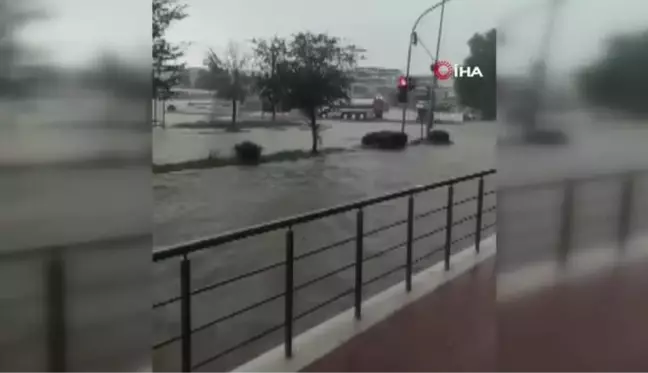 Tekirdağ haberleri... Tekirdağ'da sağanak yağış yolları nehre çevirdi