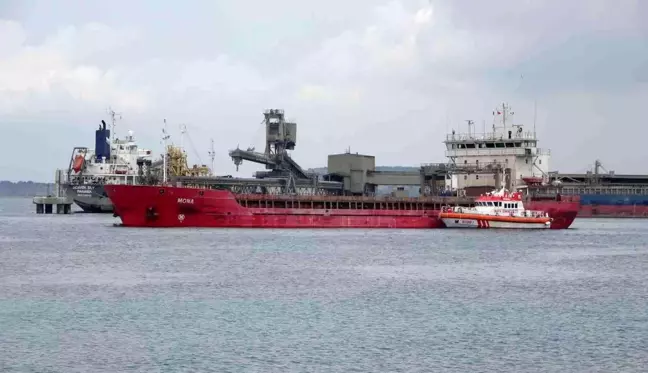 Çanakkale haber | Çanakkale Boğazı'nda karaya oturan gemi yüzdürüldü