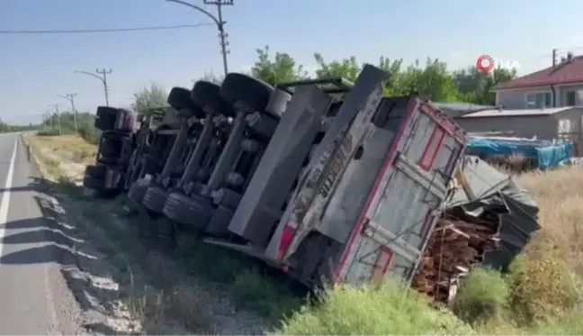 Son dakika haberi: Odun yüklü tır devrildi: 1 yaralı