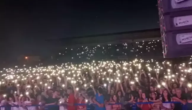 Niğde yerel haberleri... Niğde Bor'da 20 Bin Kişi İzmir Marşını Söyledi