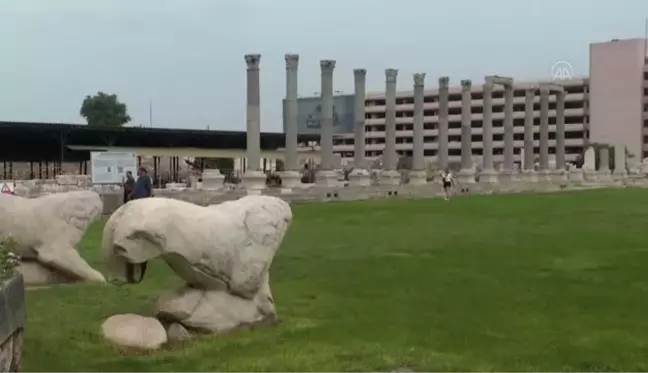 Smyrna Tiyatrosu'ndaki kazıda bulunan heykel başı koruma altında