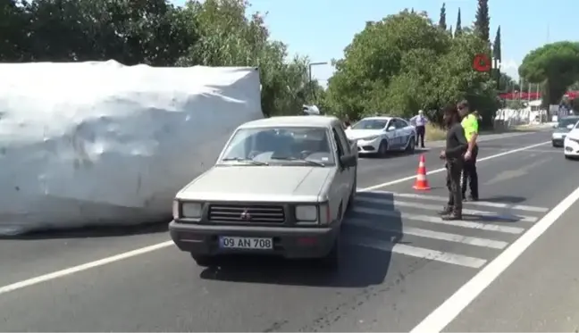 Freni boşalan kamyon araçların üstüne devrildi