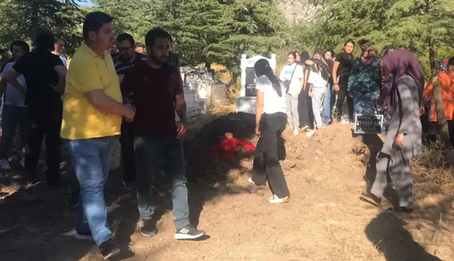 Burdur haberi | Antalya'da kazada ölen hukuk öğrencisi memleketi Burdur'da defnedildi