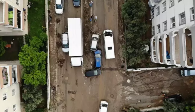 Bursa gündem haberleri | Karayla denizin birleştiği Mudanya'da temizlik çalışmaları sabaha kadar sürecek