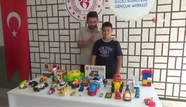 Sokak hayvanları için tezgah açan çocuk, sattıkları oyuncakların parasıyla mama alacak