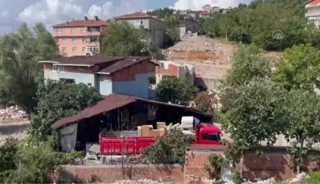 Son Dakika | Beykoz'da yıkım kararı olan binanın sakinleri çatıya çıktı