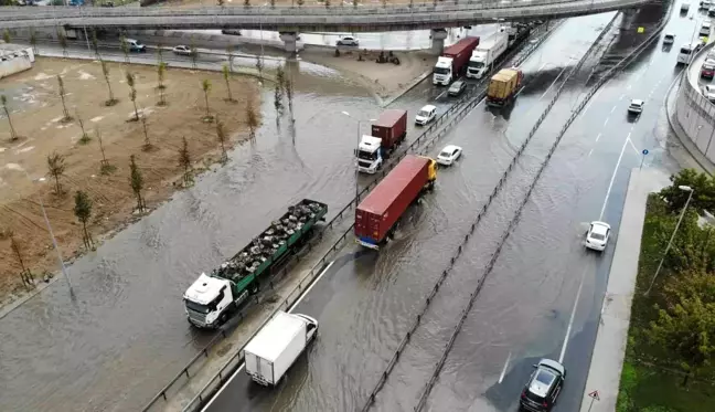 Ardahan 3. sayfa haberi | Beylikdüzü'nde yollar göle döndü, trafik durma noktasına geldi