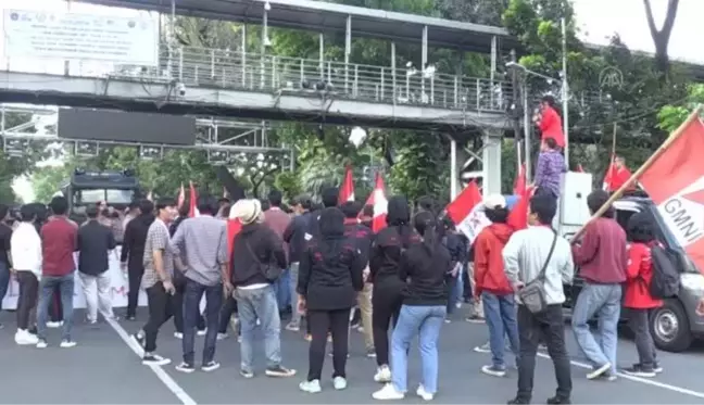 Endonezya'da öğrencilerden akaryakıt protestosu