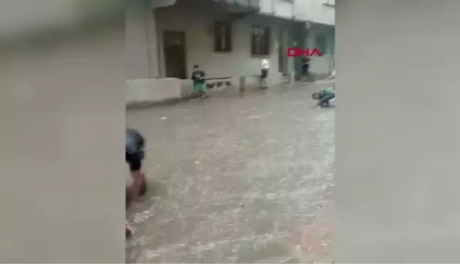 İSTANBUL-BAĞCILAR'DA SU BASKINI OLMASIN DİYE MAHALLELİ SEFERBER OLDU