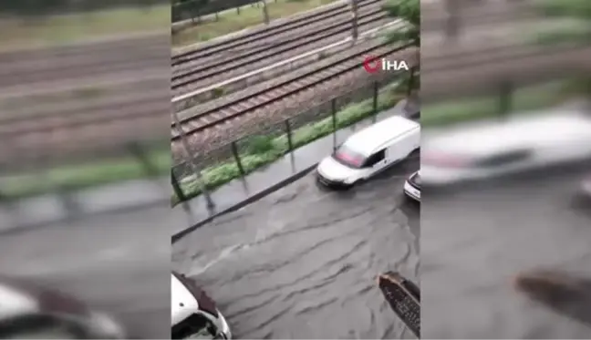 Sağanak yağış nedeniyle pazarın içindeki yol çöktü, esnaf zor anlar yaşadı